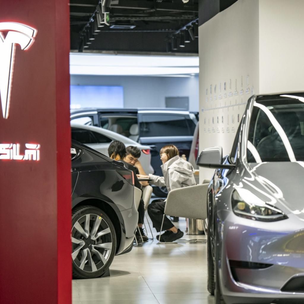 Tesla Intenta Recuperarse en 2025, Pero los Desafíos Persisten en el Mercado Automotriz