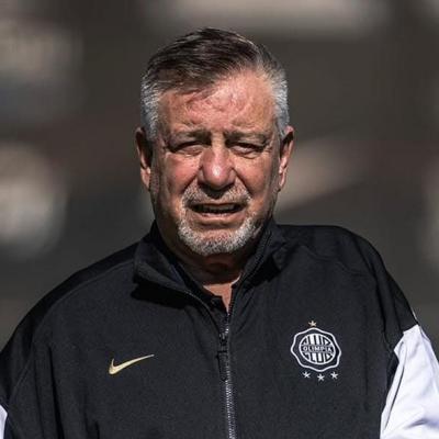 La hinchada de Olimpia respalda a Almeida y lanza duras críticas a los jugadores tras la goleada ante Nacional